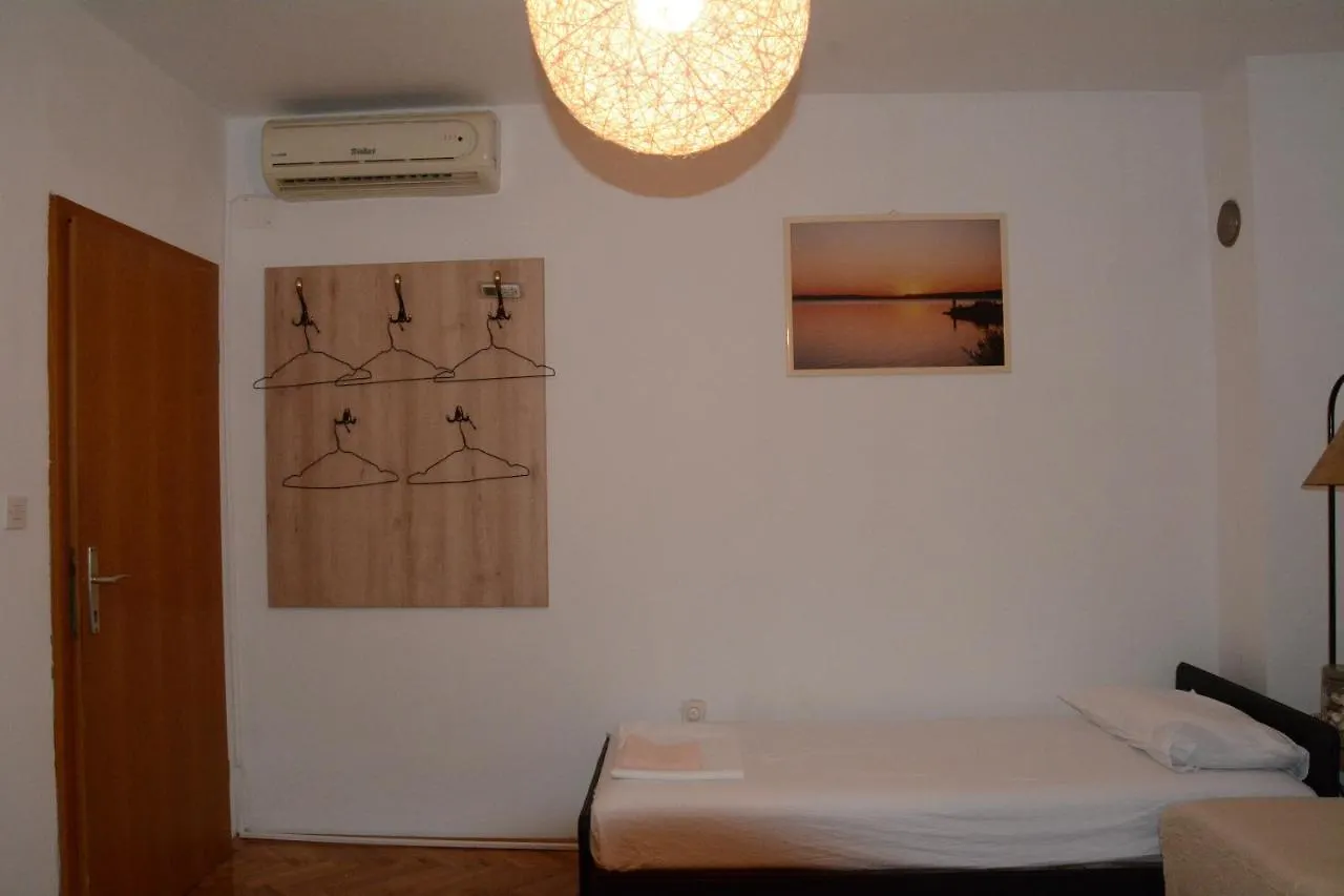 Garden Apartment Braut Kornić 0*,